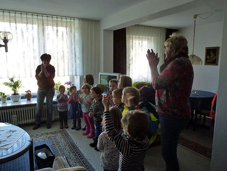 Die Kindergartenkinder der katholischen Kindertagesstätte St. Vinzenz besuchen die Geburtstagsjubilare